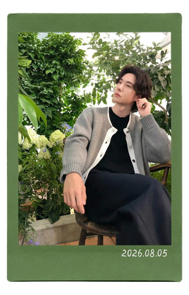 巴黎时装周第三场，王一博穿着报纸印花的香奈儿大衣直接进场了。没看错，满身报纸，复古墨镜一戴，镜头怼脸