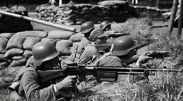 1949年，国民党74军军长劳冠英台北街头摆摊度日，遭昔日上司训诫。说起这事