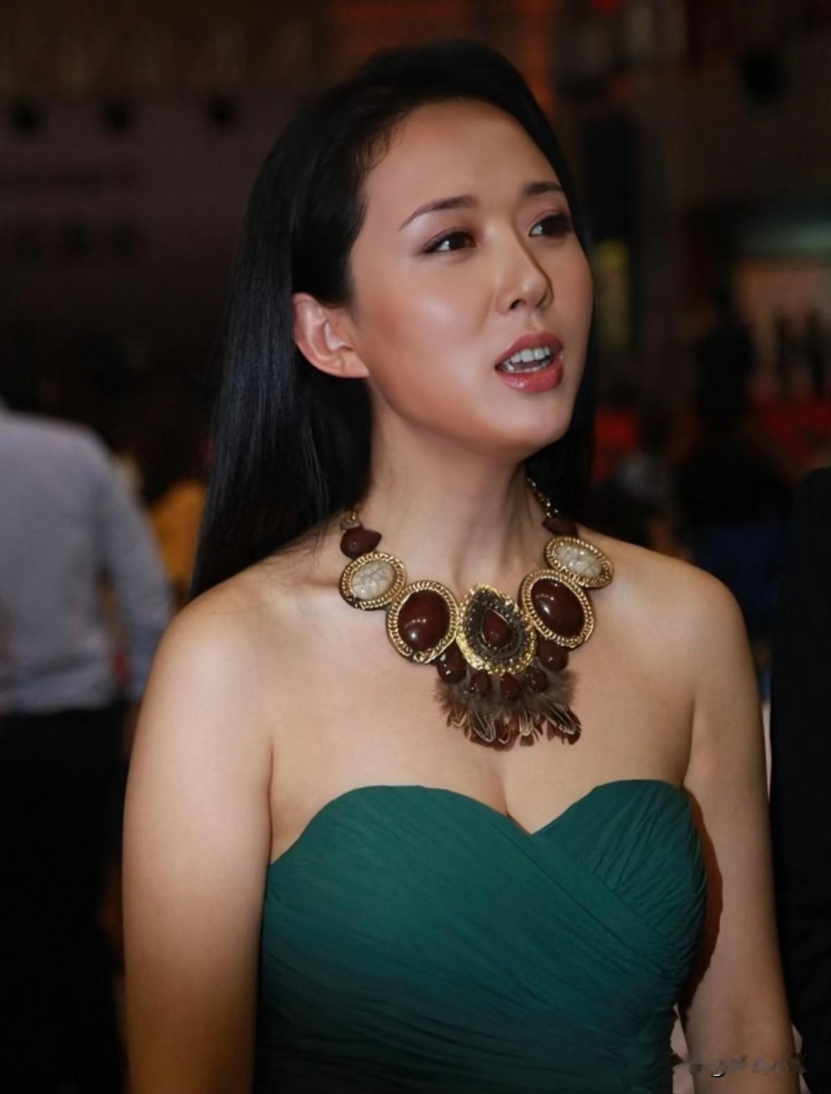 颜丹晨温婉气质太迷人！一身墨绿抹胸长裙，面料柔和飘逸，搭配极具民族风的复古宝