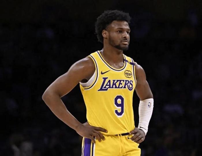 湖人战马刺打的最好的是布朗尼，布朗尼出场25分钟22秒，全场第二高的正负值，仅次