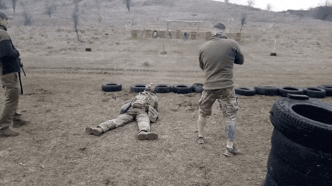 乌克兰士兵死亡训练视频震惊世界：旁边两名战友冲着脑袋扫射，培养战场承压能力！一段