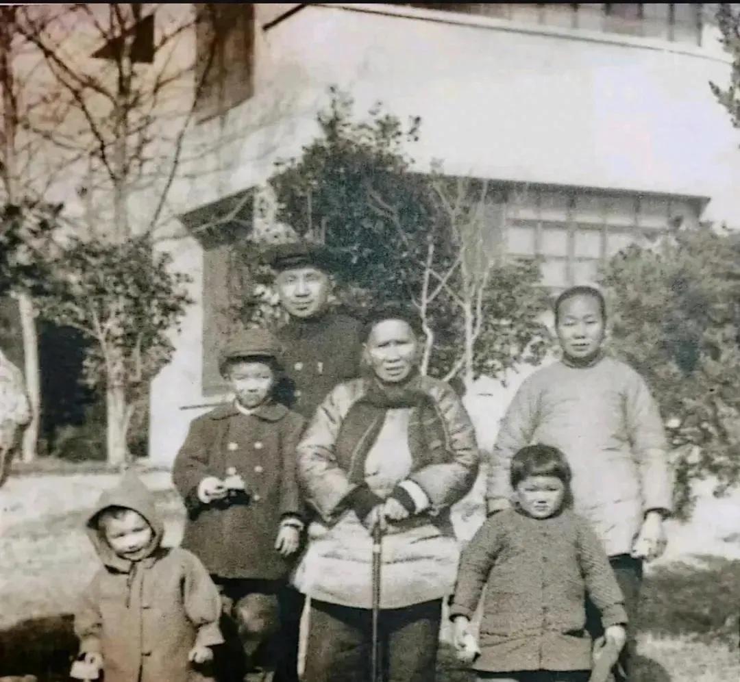 1950年，粟裕将老母亲梁完英接到身边后，与儿女粟戎生、粟寒生、粟惠宁等人的一张