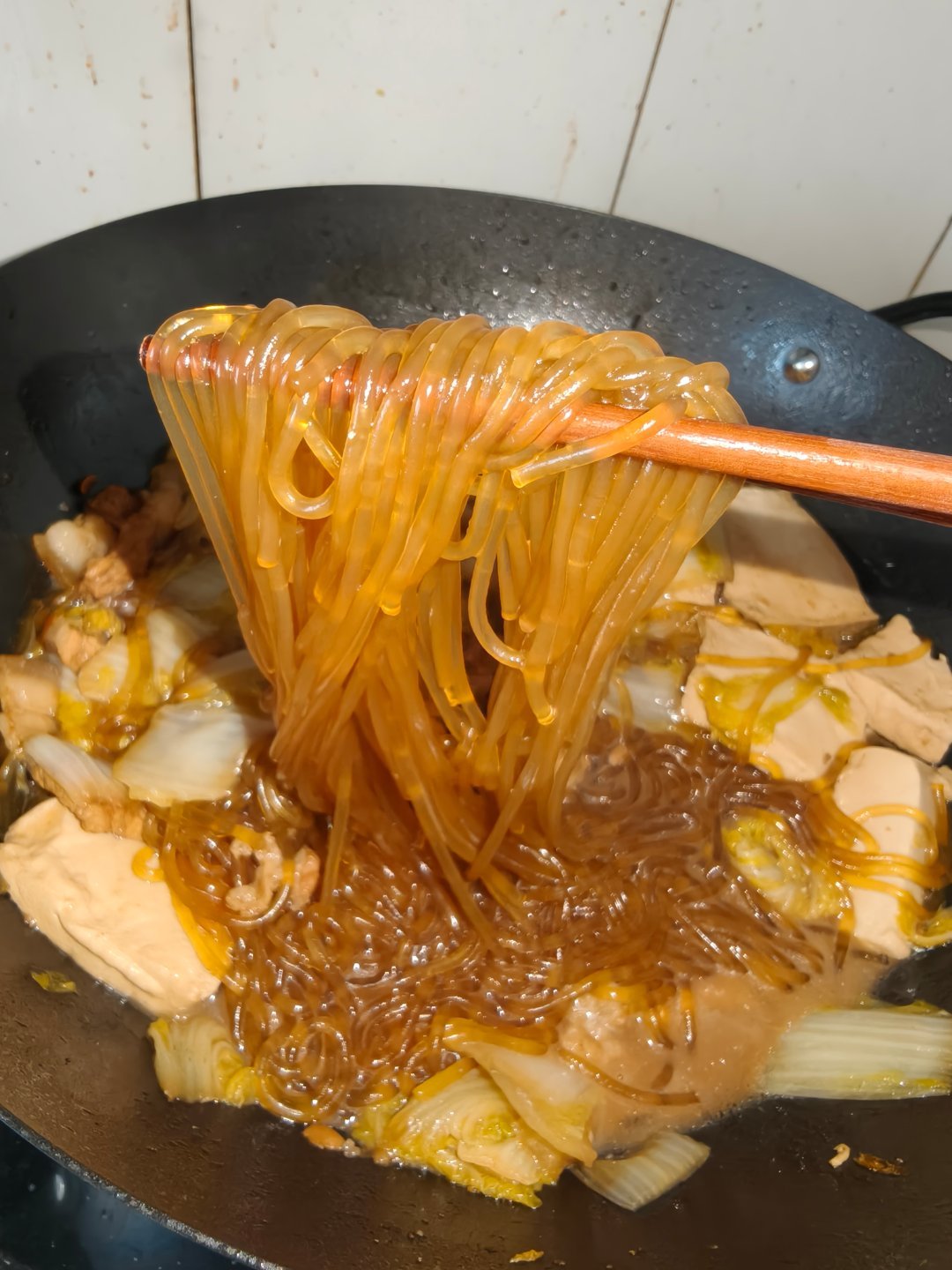 因为觉得学校食堂的大厨不会做猪肉炖粉条于是自己回家做之被夸超香