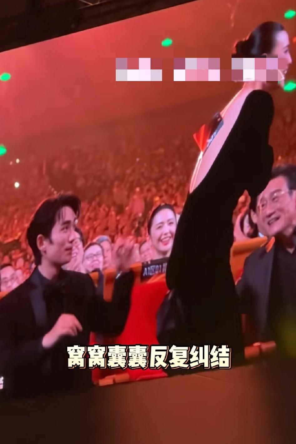 i人就这样窝窝囊囊反复纠结，然后还是局促的帮了忙，事后还不会邀功朱一龙帮宋佳拿