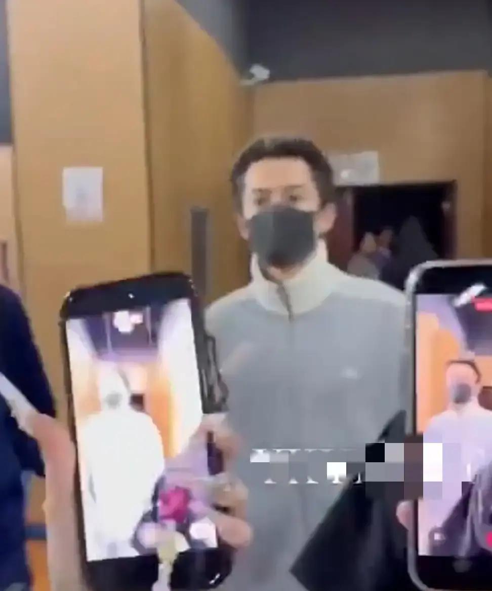 王鹤棣打落私生手机引热议：到底是脾气太冲，还是边界感觉醒？4月6号晚，王鹤棣结