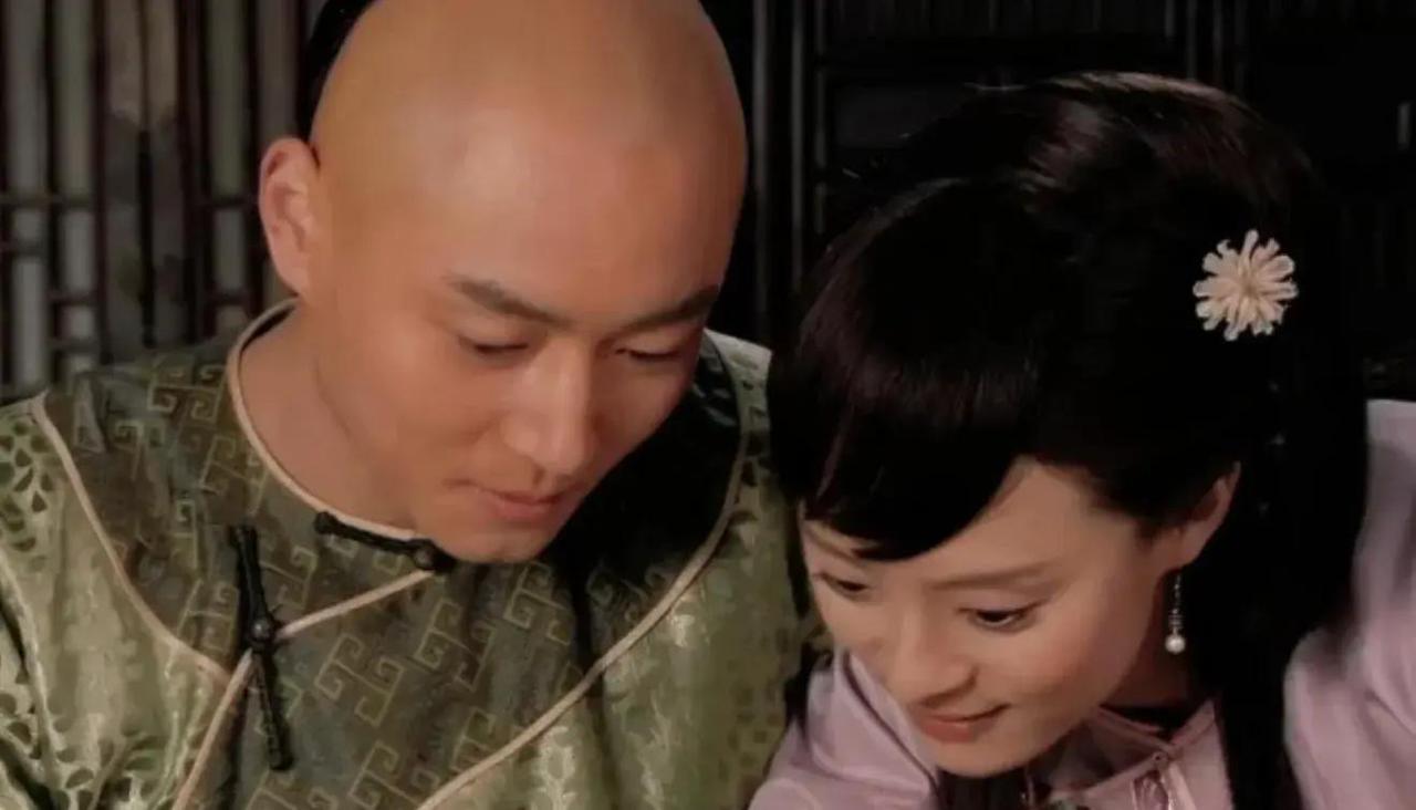 在清宫剧《甄嬛传》里，甄嬛与皇帝的爱情从热恋到对立，层层误会酿成终生遗憾。这