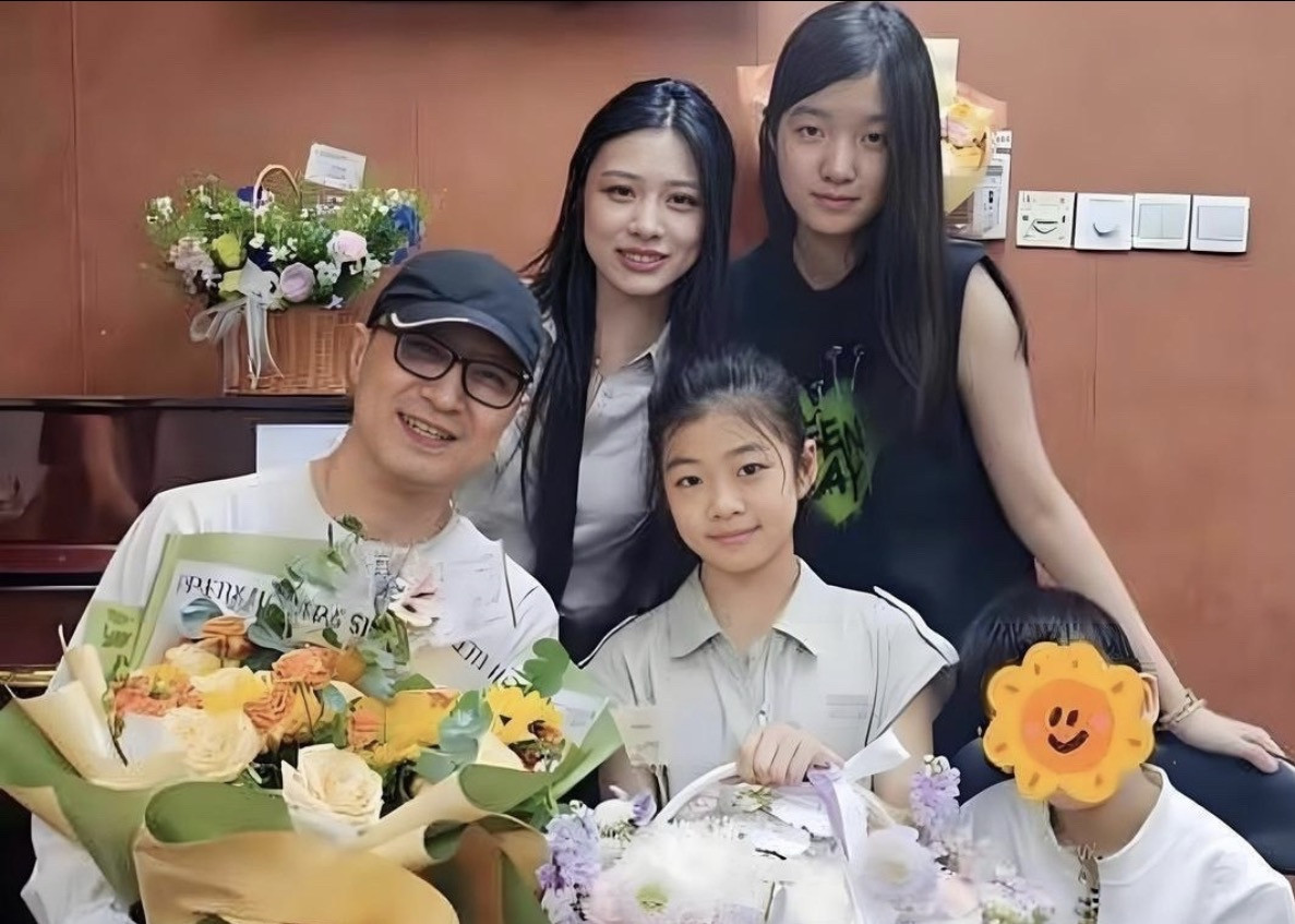 汪峰晒全家福！4个孩子同框出镜，评论区却满屏都是章子怡汪峰晒出一张备受热议的全家福，这也是他第一次把