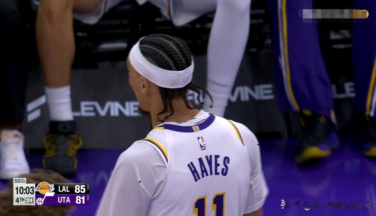 我忍不住要大赞湖人年轻中锋海斯！在今天湖人客场以108：106战胜爵士的比赛中，