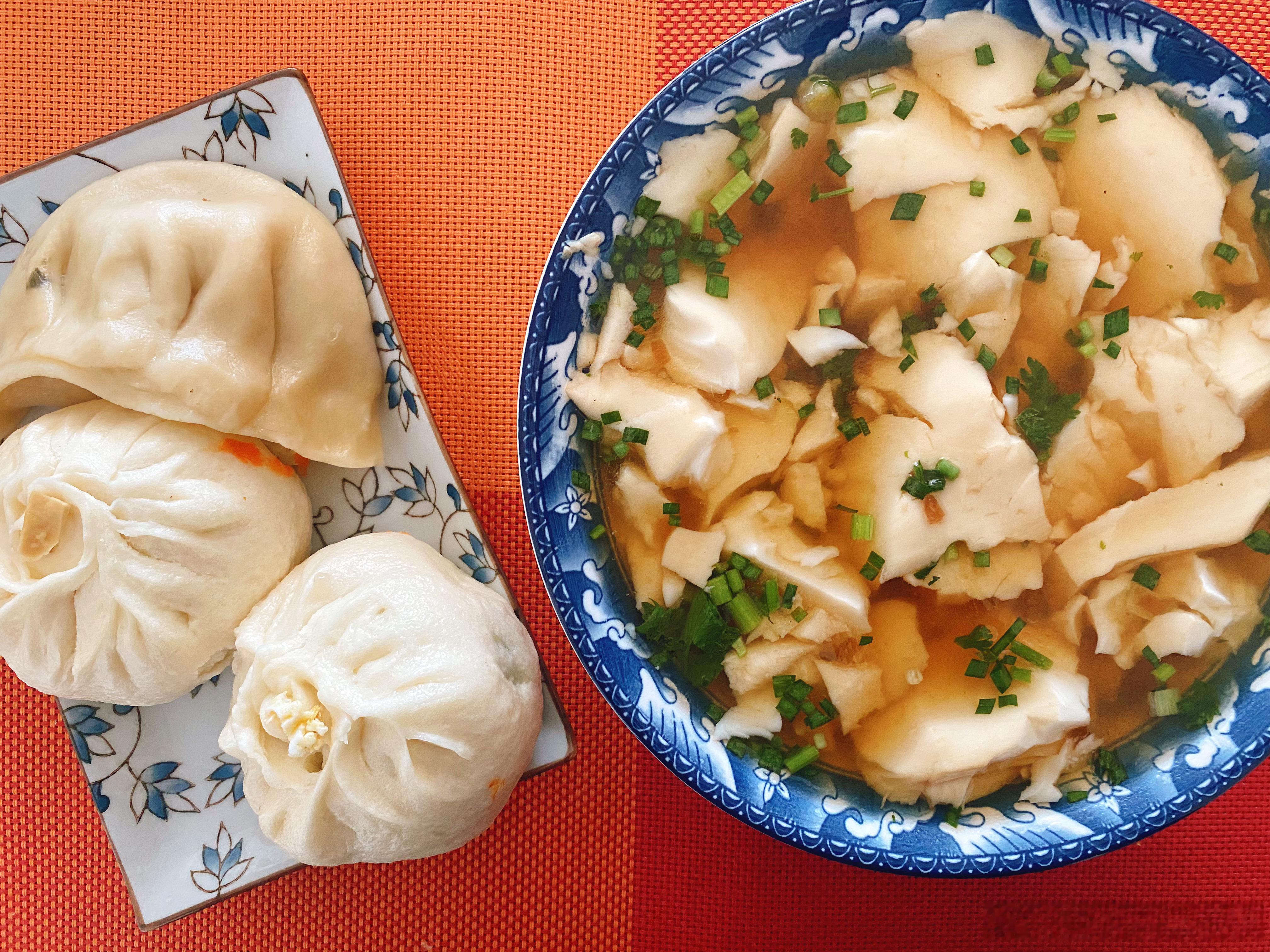 早餐哥10月07/08日早餐包子，豆腐脑/酱骨头，菠菜炒鸡蛋，米饭努力不是一