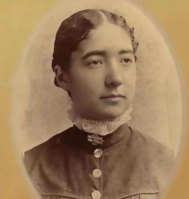 1884年的大清朝，一个26岁的美国女人套着一件男人的衬衫，活生生划开了一个中国