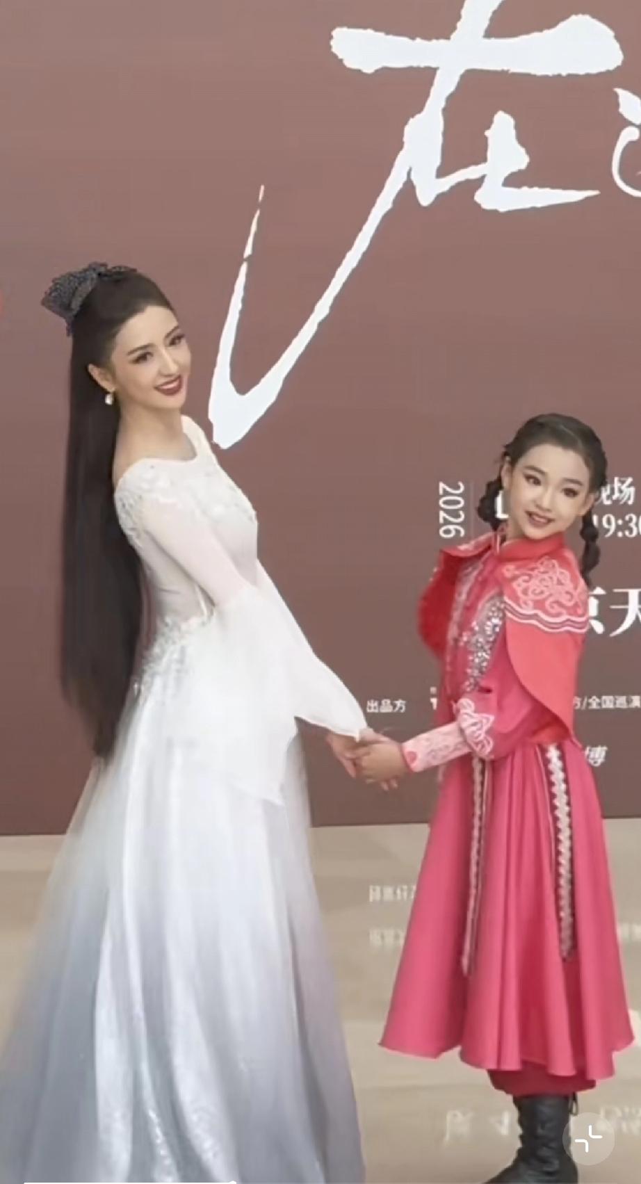 4月3日，董璇与张维伊一起到北京观看佟丽娅的舞剧《在远方在这里》，佟丽娅好漂亮，