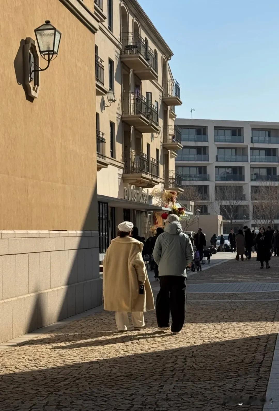 马龙和老婆夏露带着孩子，现身阿那亚度假。马龙穿着一件蓝色外套，戴着棒球帽，个子