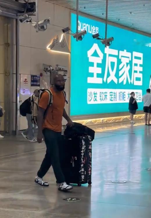 琼斯太不容易了，他也是真着急了，独自一人拖着行李来到中国找机会，因为年事已高，去