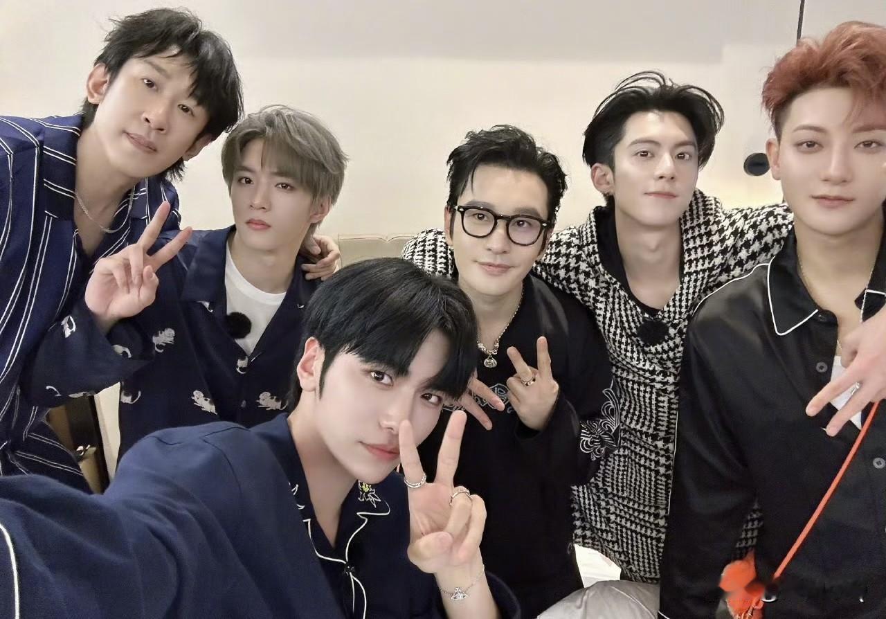 新晋男团宇宙爆闪男团中，我竟然觉得年纪最大的黄晓明看着最顺眼，也是长得最周正的。