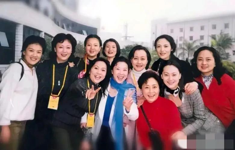 11位80年代的女星同框：我只认出了围着蓝纱巾的王馥荔，穿着格子装的大宋佳，梳着