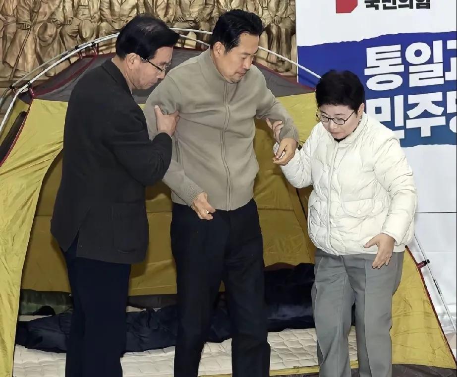 绝食第七天！张东赫已从之前的坐换成了躺，他躺帐篷内接受议员们轮番慰问，简单的一