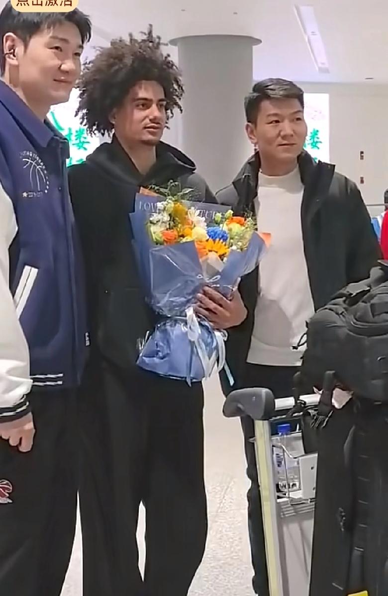 新疆新外援理查德森来了，加上奇葩的华莱士，新疆引援都几乎成为笑话新疆放弃了金