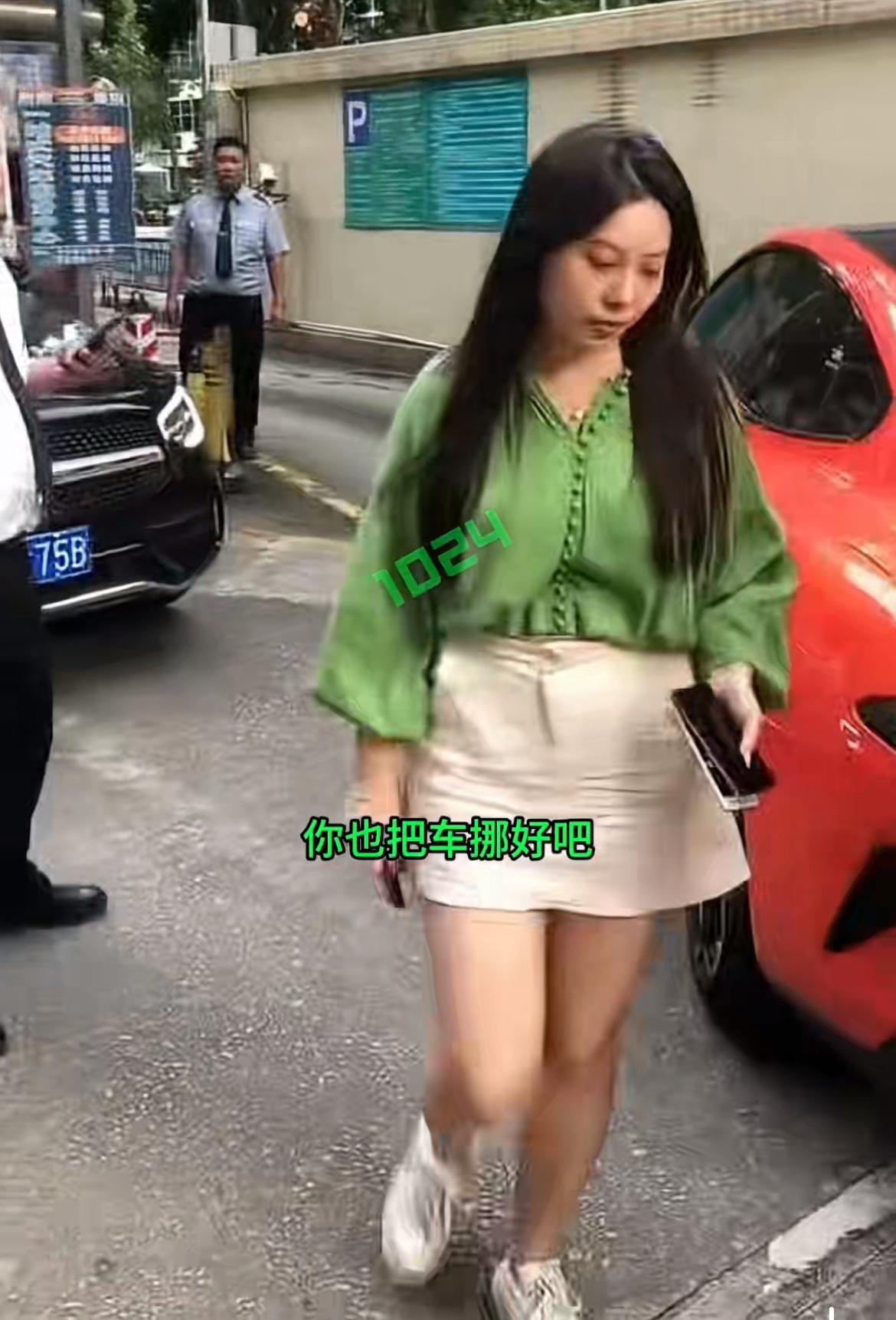 小仙女为10块停车费把小区出口给堵了，人物业怎么做工作都不听。坐标深圳某小区，事