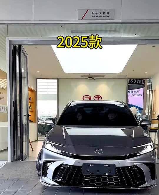 2025款丰田凯美瑞。万万没想到丰田也开始坐不住了，凯美瑞在6月份最高降
