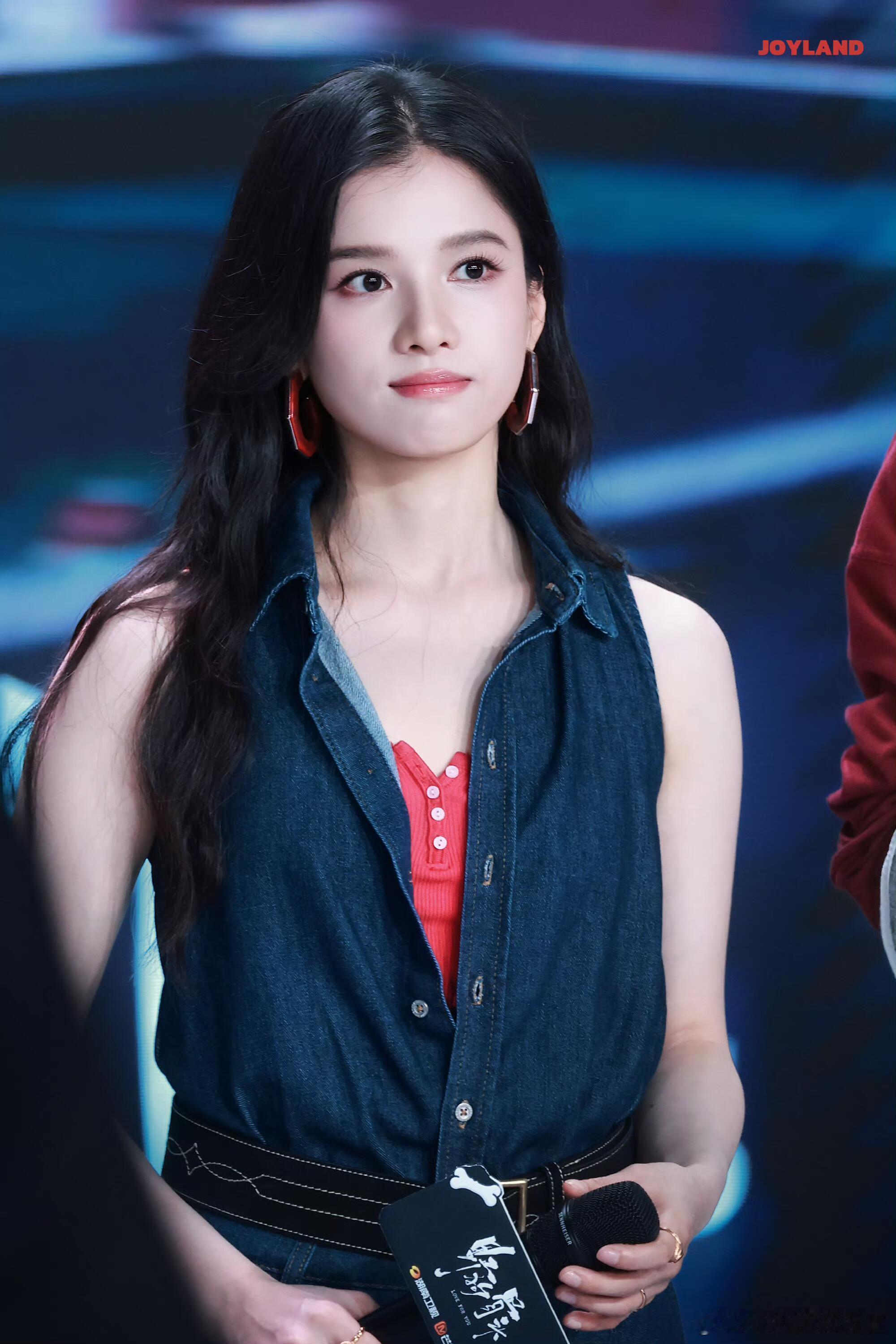 张婧仪好灵啊张婧仪把苗靖演得带刺又带糖，娇起来不腻人，犟起来我心软