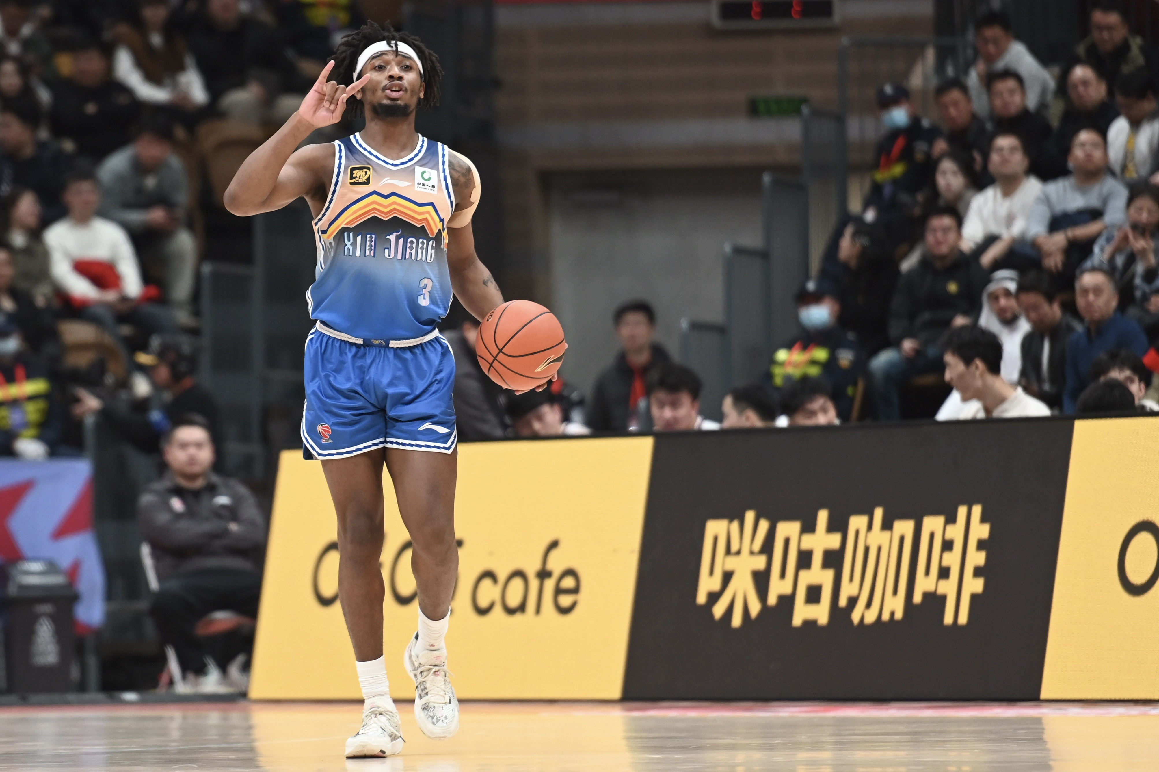 硬! 记者: 山西新援黑根斯左肩脱臼 让队医第一时间复位坚持出战