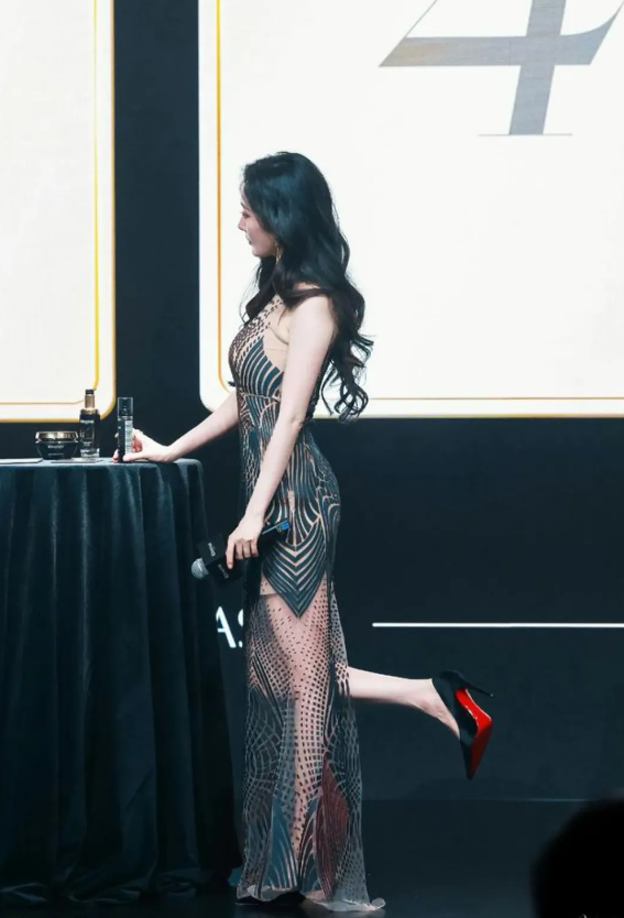 杨幂，167cm，穿高跟鞋累了，抬脚休息一下！