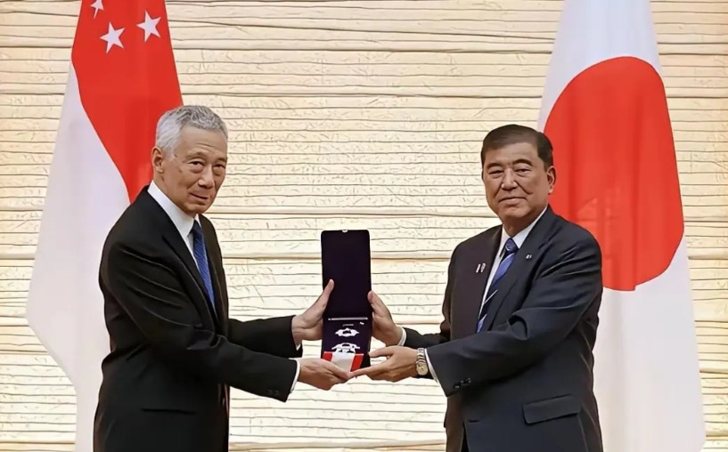 李显龙欣喜的接受了“旭日大勋章”，此次日本之行没有白跑。“旭日大勋章”设立于
