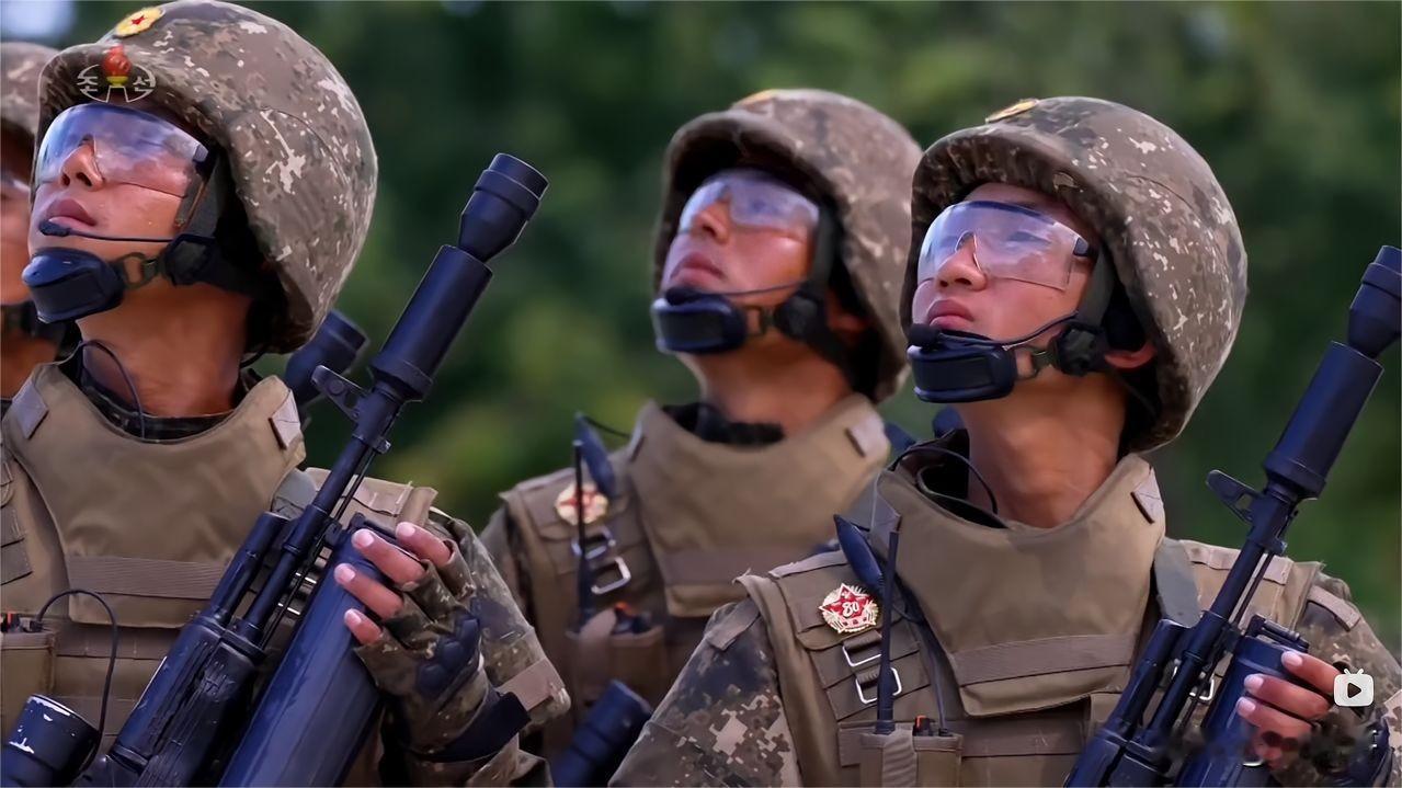 战争是对装备最好的检验，朝鲜人民军单兵装具在本次阅兵中出现重大改变，增加护脖，在