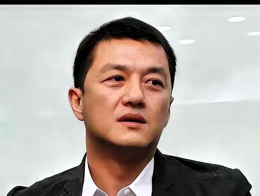 李亚鹏这次真的翻身了！就在昨天，他站在镜头前，脸上带着笑，宣布了一个让所有人都惊