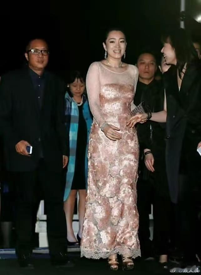 巩俐才是“肥而不腻”的典范！一袭亮片紧身裙勾勒出完美S曲线，自带富态感却丝毫不显