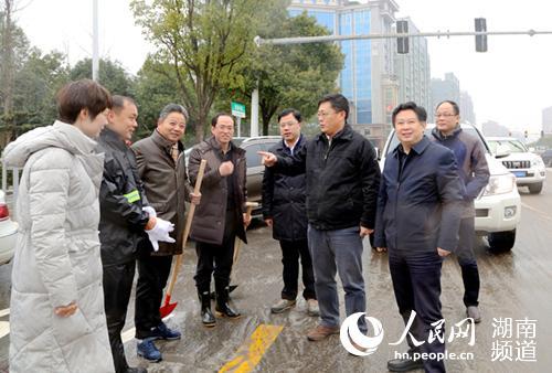 朱东铁表示当前要工作是集中全区人员力量,全力以赴打赢低温雨雪