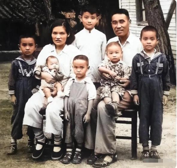 1955年夏，金绍山将军一家八口的全家福留影，金绍山常年征战，与家人聚少离多，这