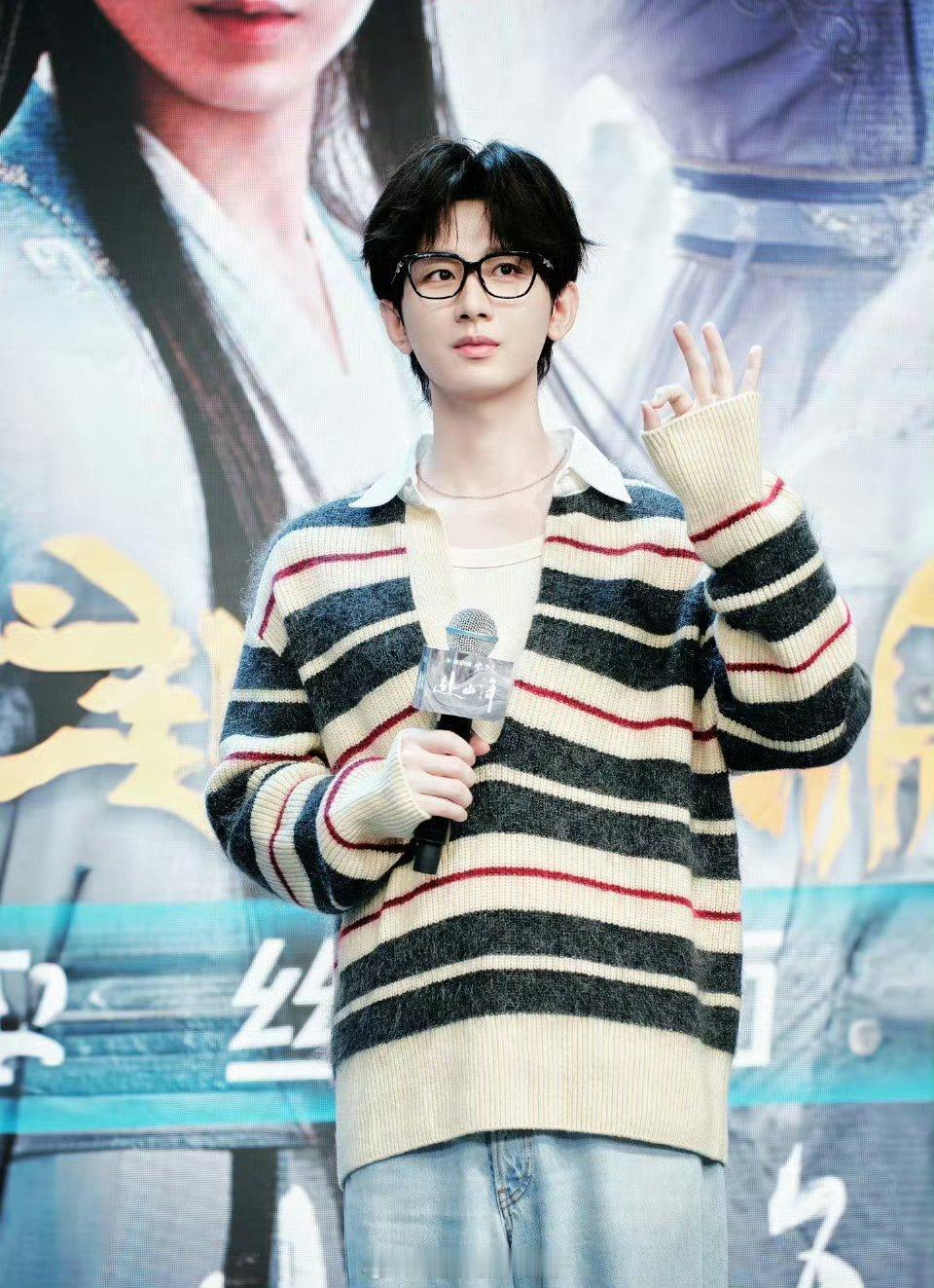 成毅意外的适合黑框眼镜唉，看起来很乖​​​像个高中生能说吗[期