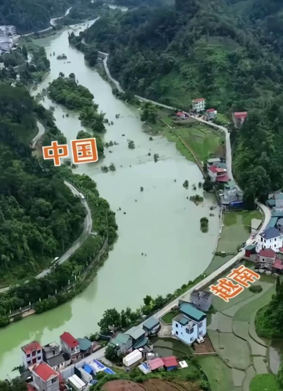 这提议太对了！中越界河时有摩擦，一网友表示，在河道中央加装隔离网，不然一百年后越