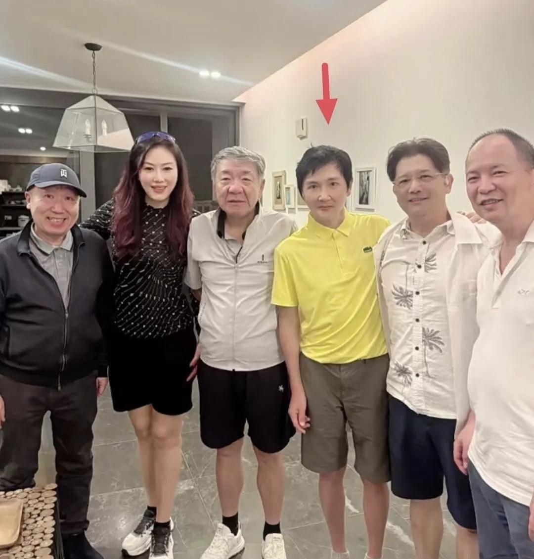 完全认不出穿polo衫的是歌手孙楠，这脸怎么像加了滤镜美颜变形了，但看其他人的脸