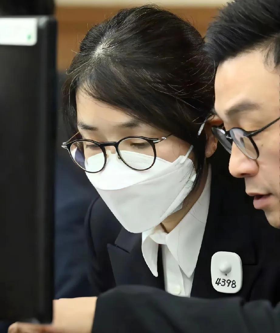 韩前夫人金建希首次承认指控！就在昨日，金建希终于不嘴硬了，面对确凿证据，承认收