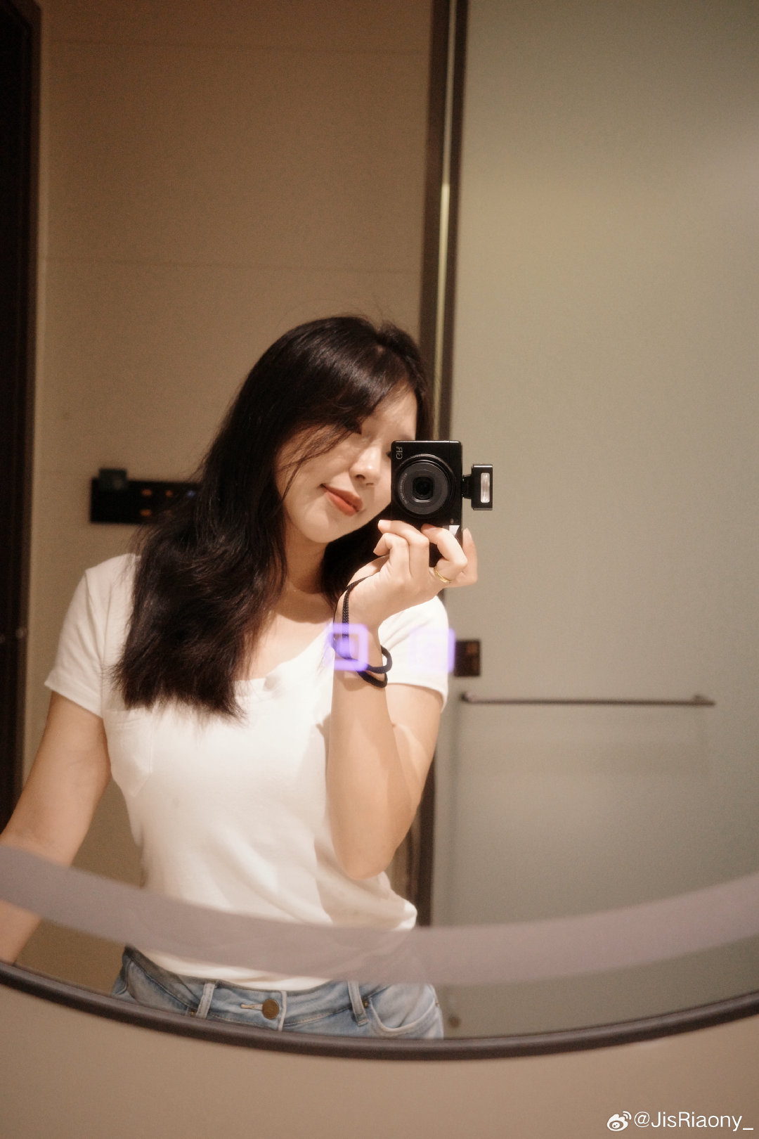 女人真难打扮一下别人老公要出轨不打扮自己老公要出轨[吐舌头眯眼睛笑]​
