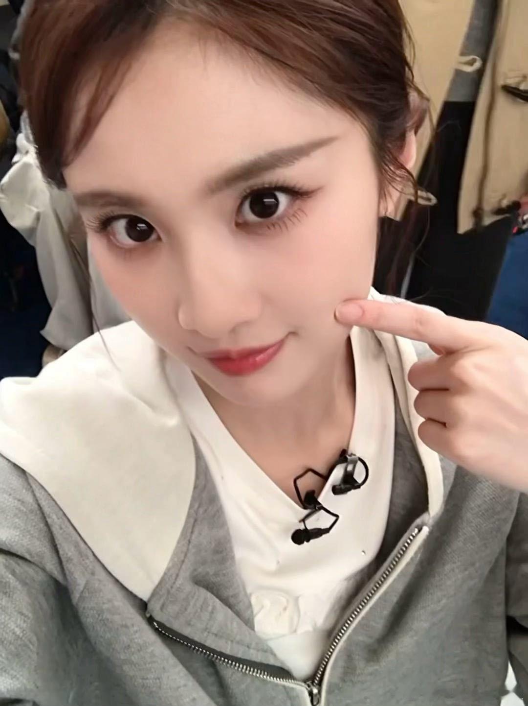 张慧雯出道12周年发文张慧雯不爱吃饼谁懂啊！温柔又清醒也太迷人了～十二周年走心