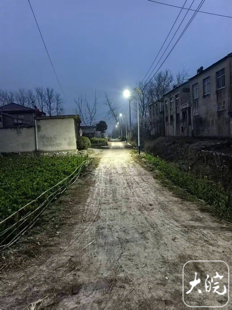 #小伙自费3万为家乡装50盏路灯#【#小伙回应自费3万为家乡装50盏路灯#：看到