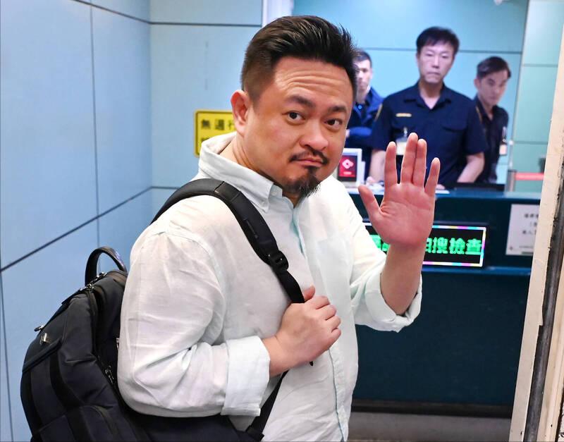 “台独”官员洪申翰今晚搭机赴大陆出席APEC部长会议台“劳动部长”洪申翰今晚搭