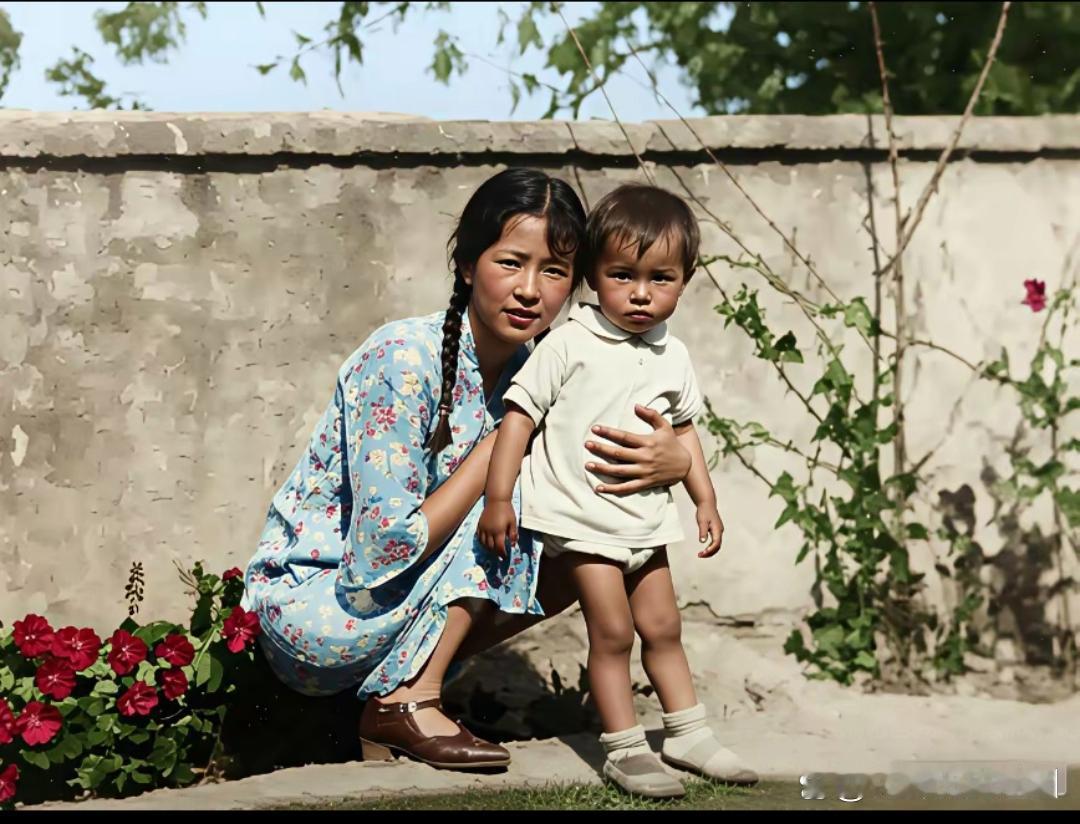 这张照片摄于1930年，记录了林徽因在北平香山养病期间，与约1岁的女儿梁再冰相伴
