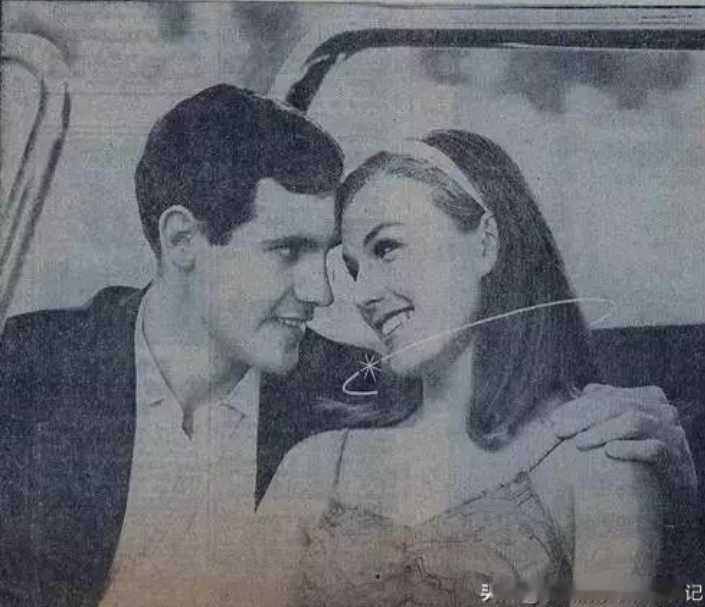 马斯克母亲15岁就拍广告赚钱，美丽的她曾参加选美获奖。这个女人美了一辈子，也活力