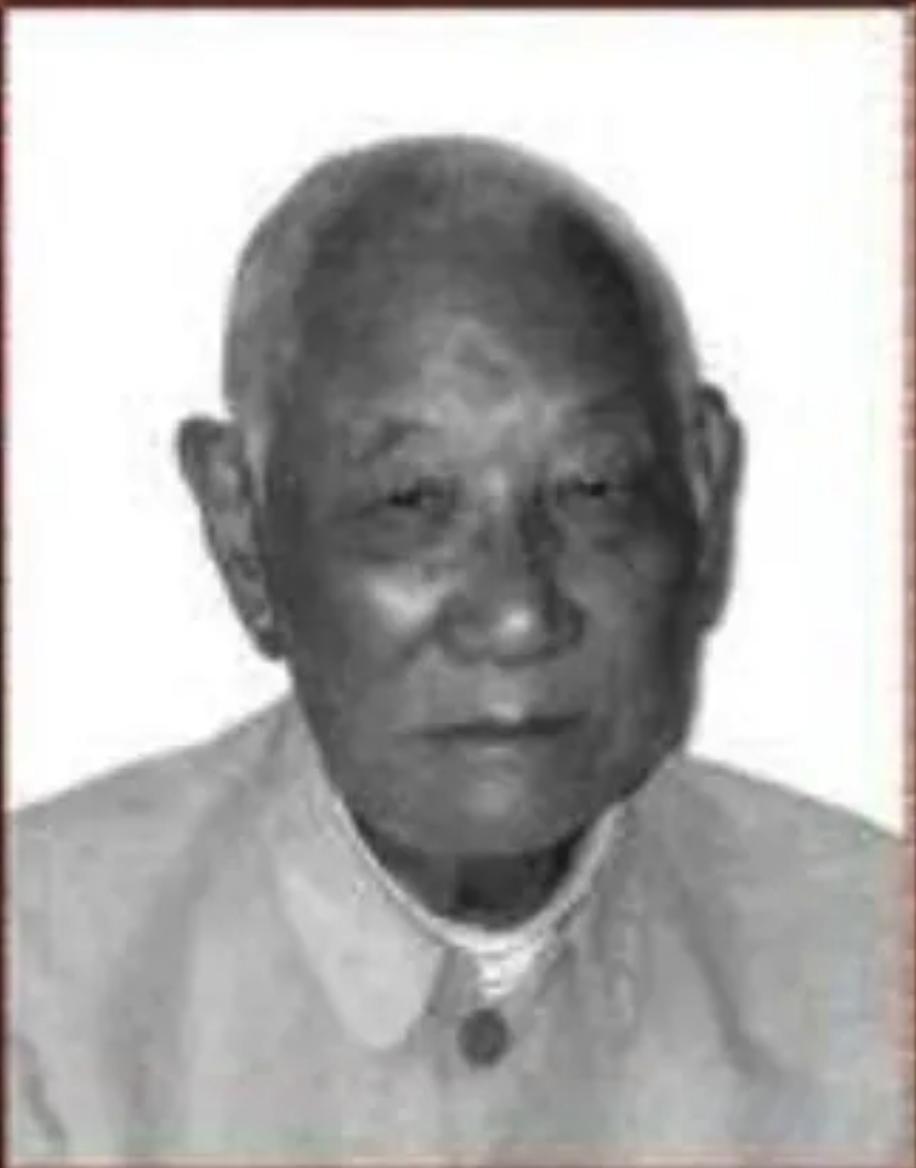 1949年11月27日，渣滓洞监狱的屠杀已持续三小时。特务端着冲锋枪，挨个监舍扫