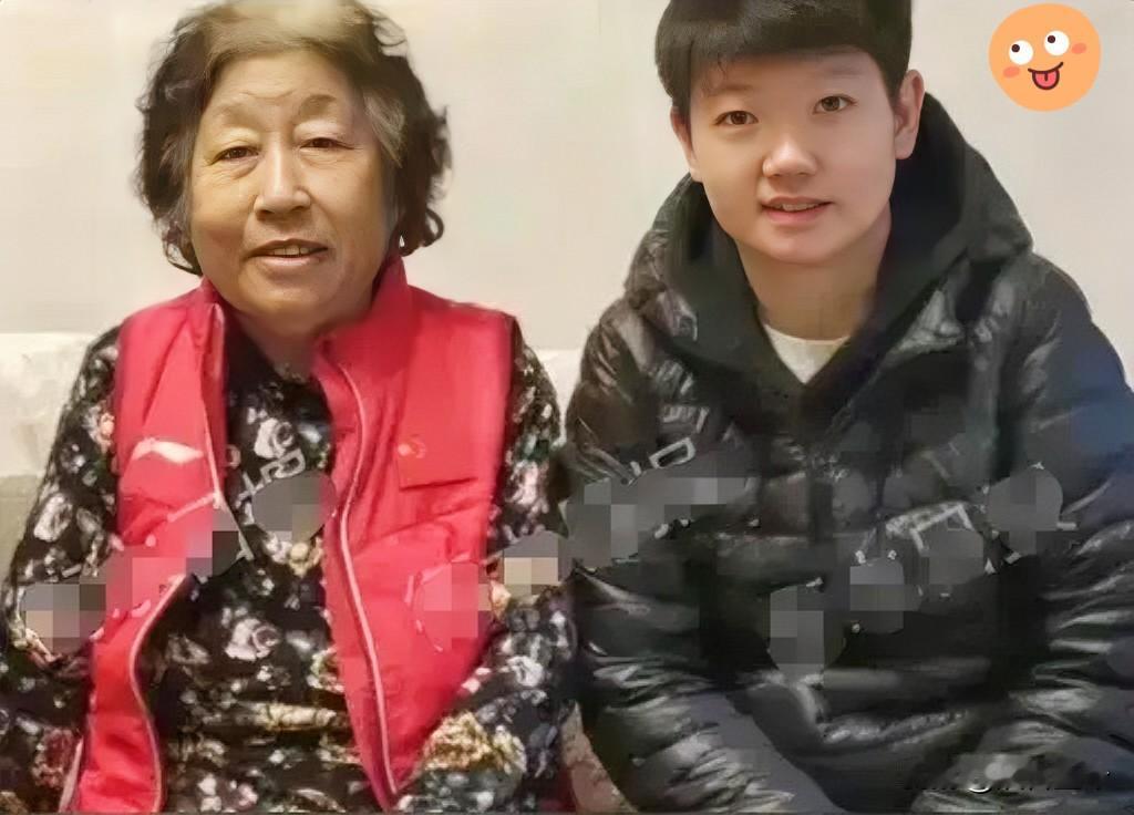 [红脸笑]看莎莎喂姥爷吃香蕉这画面很难跟球场上那个“冷面杀手”对上号。