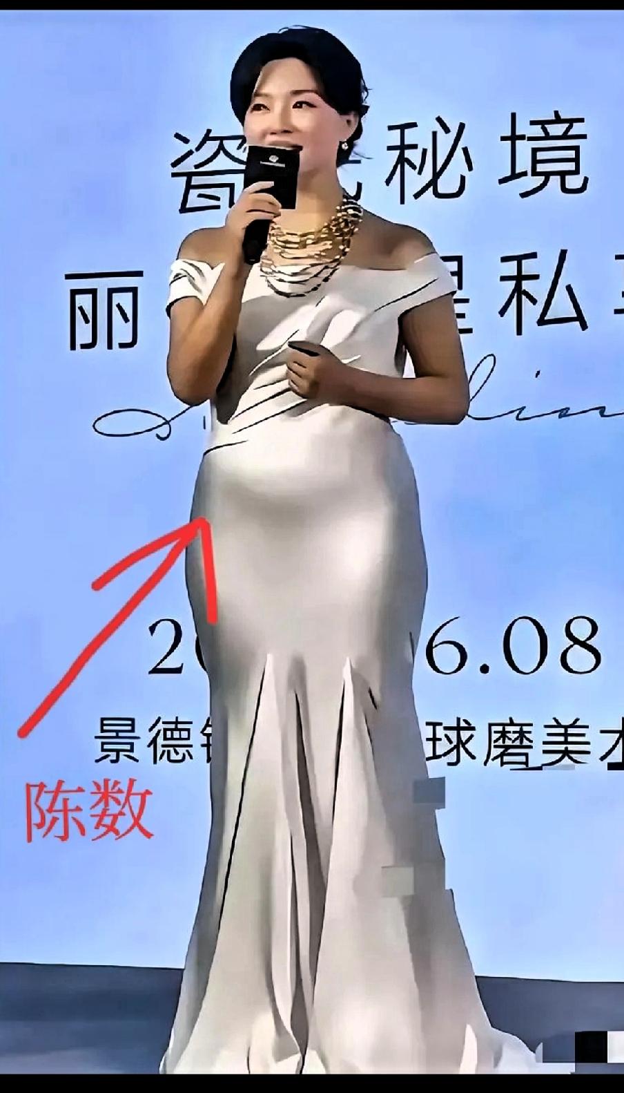 刚刚刷到这张照片，不仔细看我都没有认出来，在我印象中，她每次出场都是优雅又高级，