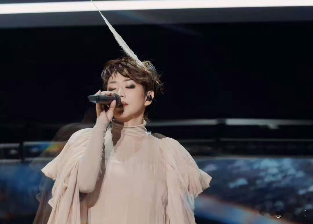 耳帝深夜连发两文吹爆林忆莲，重感冒开唱竟有席琳迪翁风范音乐圈这波热闹可太顶