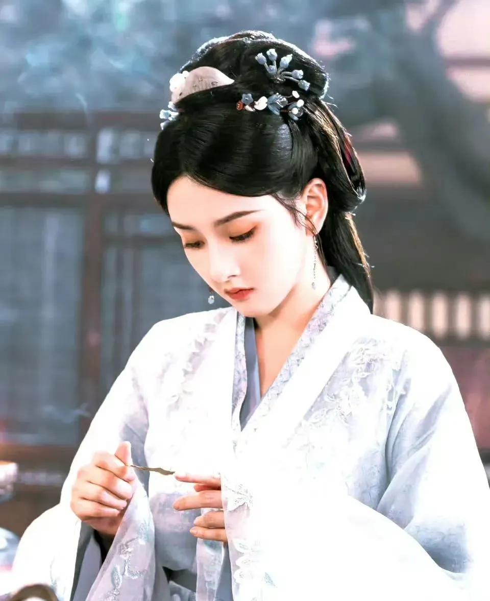 不懂就问《折腰》已经播出两天了，为啥宋祖儿一条宣传都没有发过？宋祖儿不是已经没