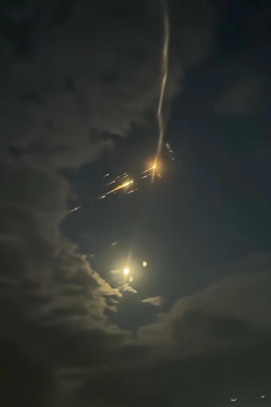 以为是流星，没想到是炮弹!不知道这些流星往哪里飞一想到一群人对着炮弹许愿，