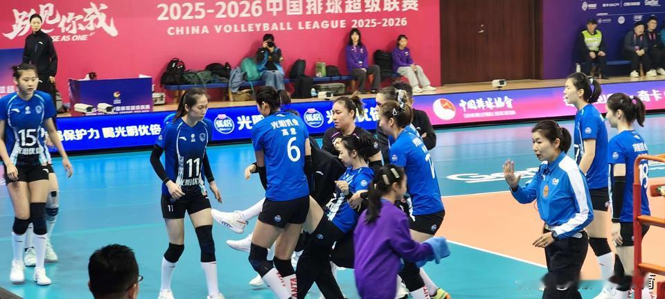 上海女排二传黄欣悦受伤离场，上海女排3-1力克河南保持不败。主教练蔡斌再次目睹本