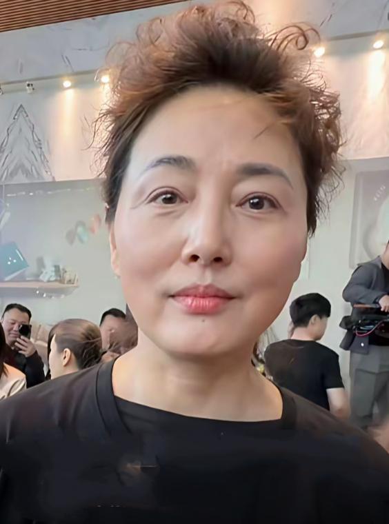 久违露面56岁张廷现身活动，满脸皱纹，皮肤粗糙，十分苍老！曾经的张廷